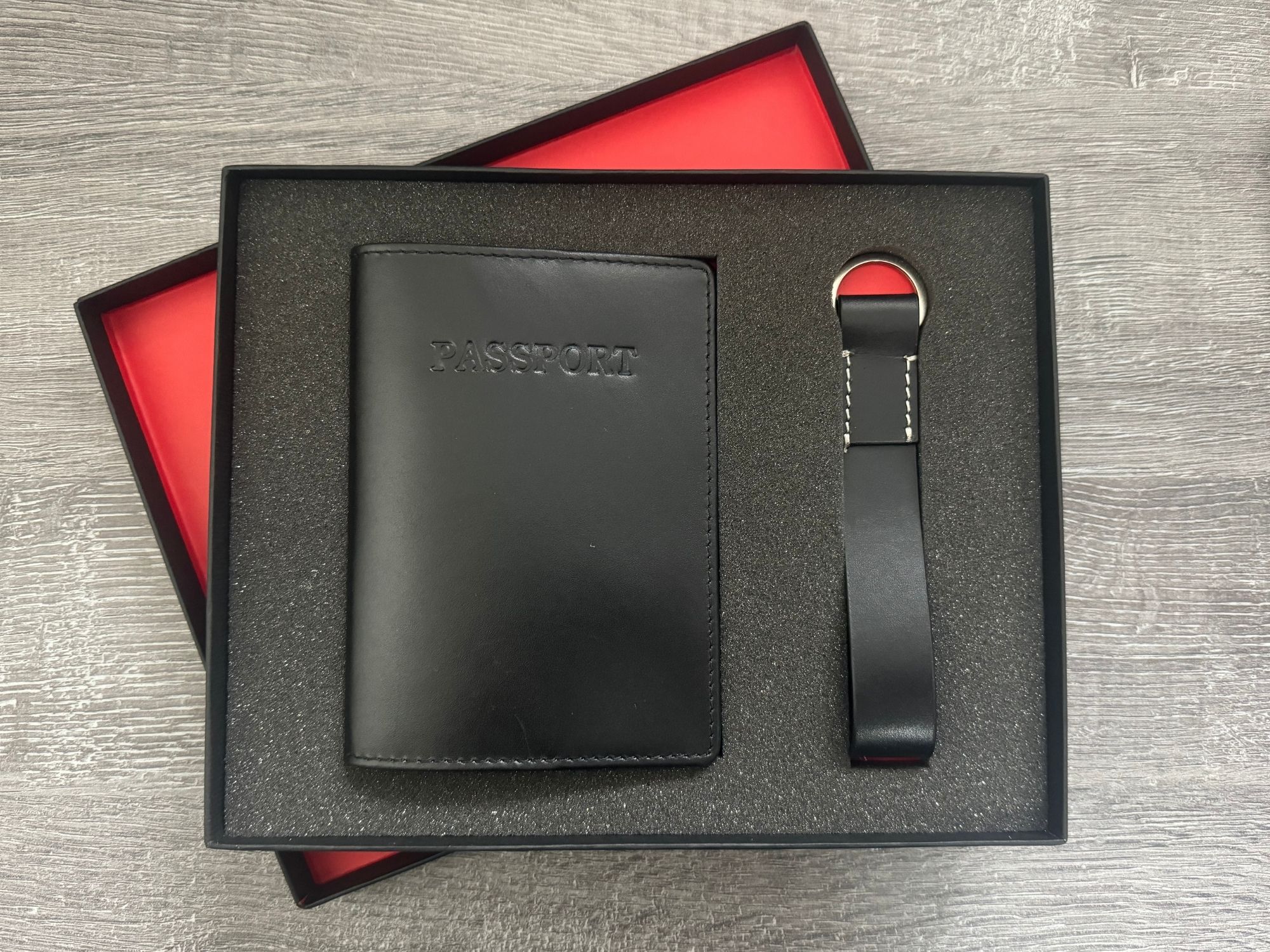Giftset- Leather Passport & Keyring - Image 3