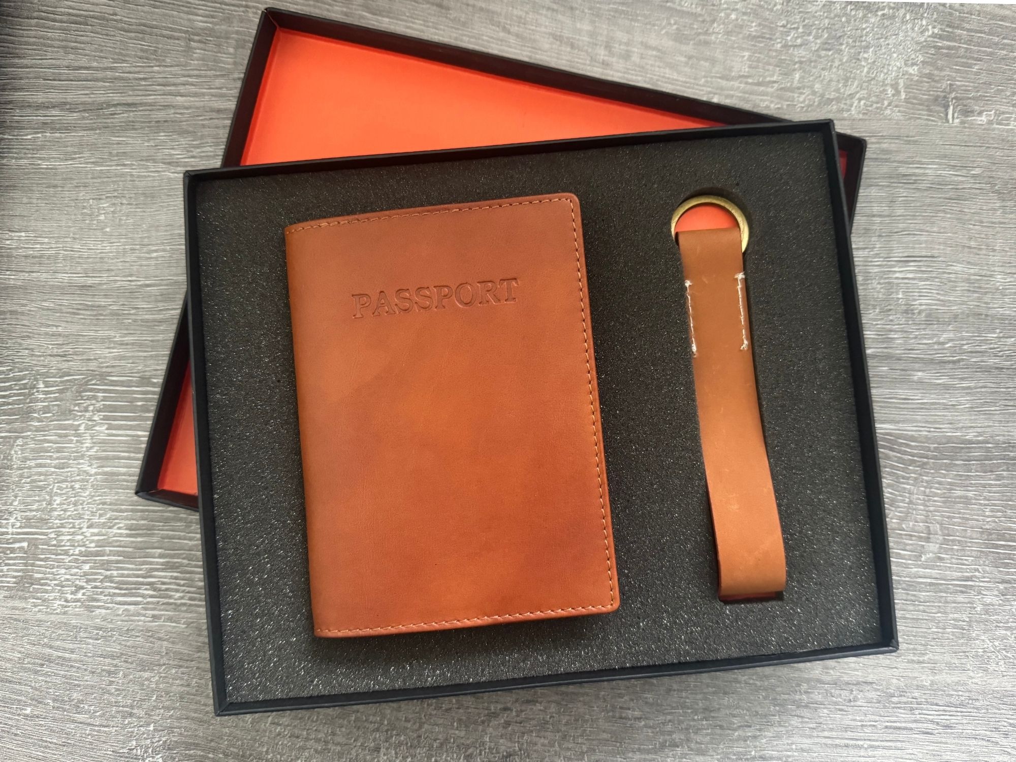 Giftset- Leather Passport & Keyring - Image 2