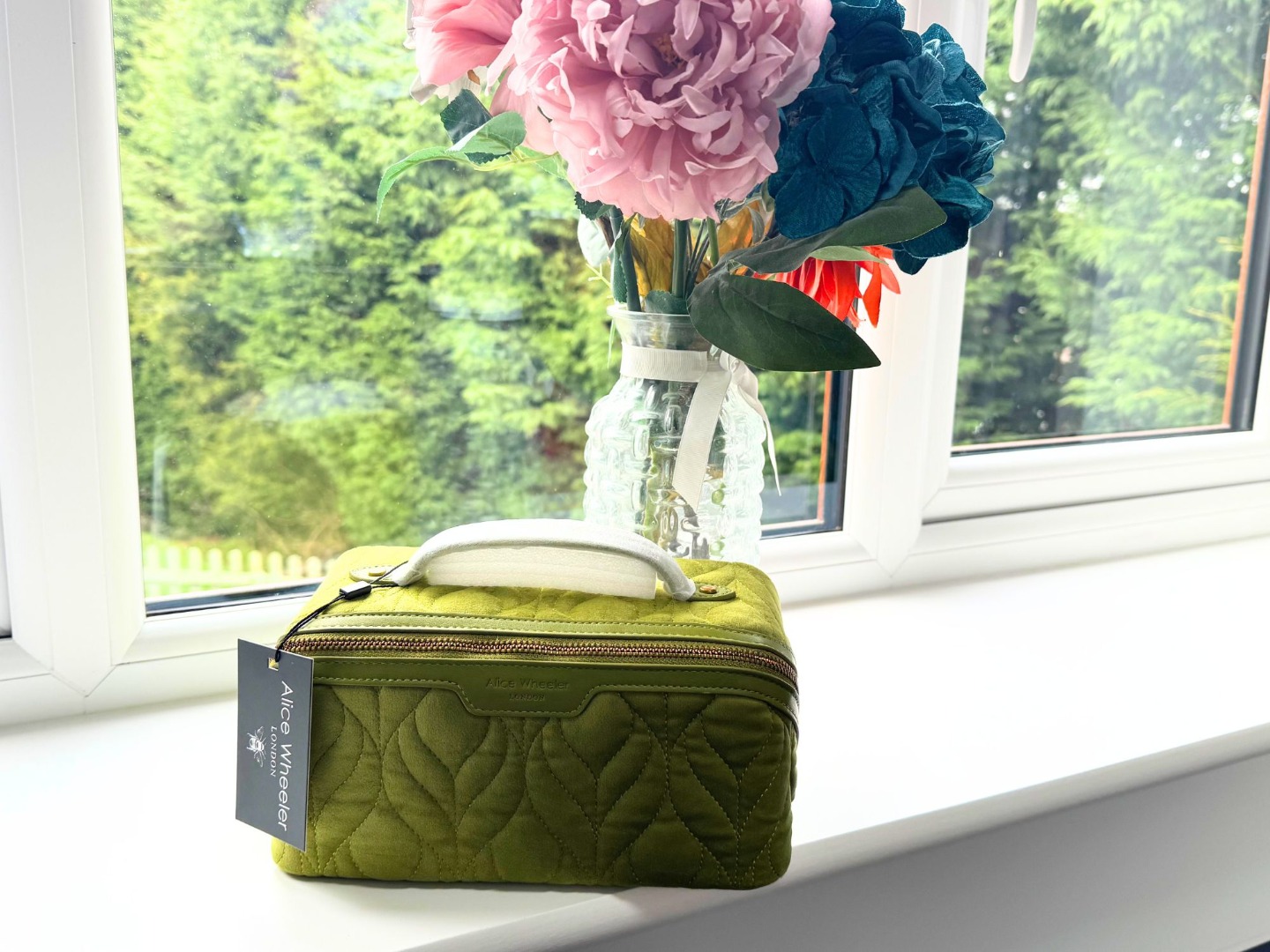 Alice Wheeler London Velvet Train Case, Beauty Travel Organiser, 24 x 12 x 12 cm, Gold Zip - Image 3